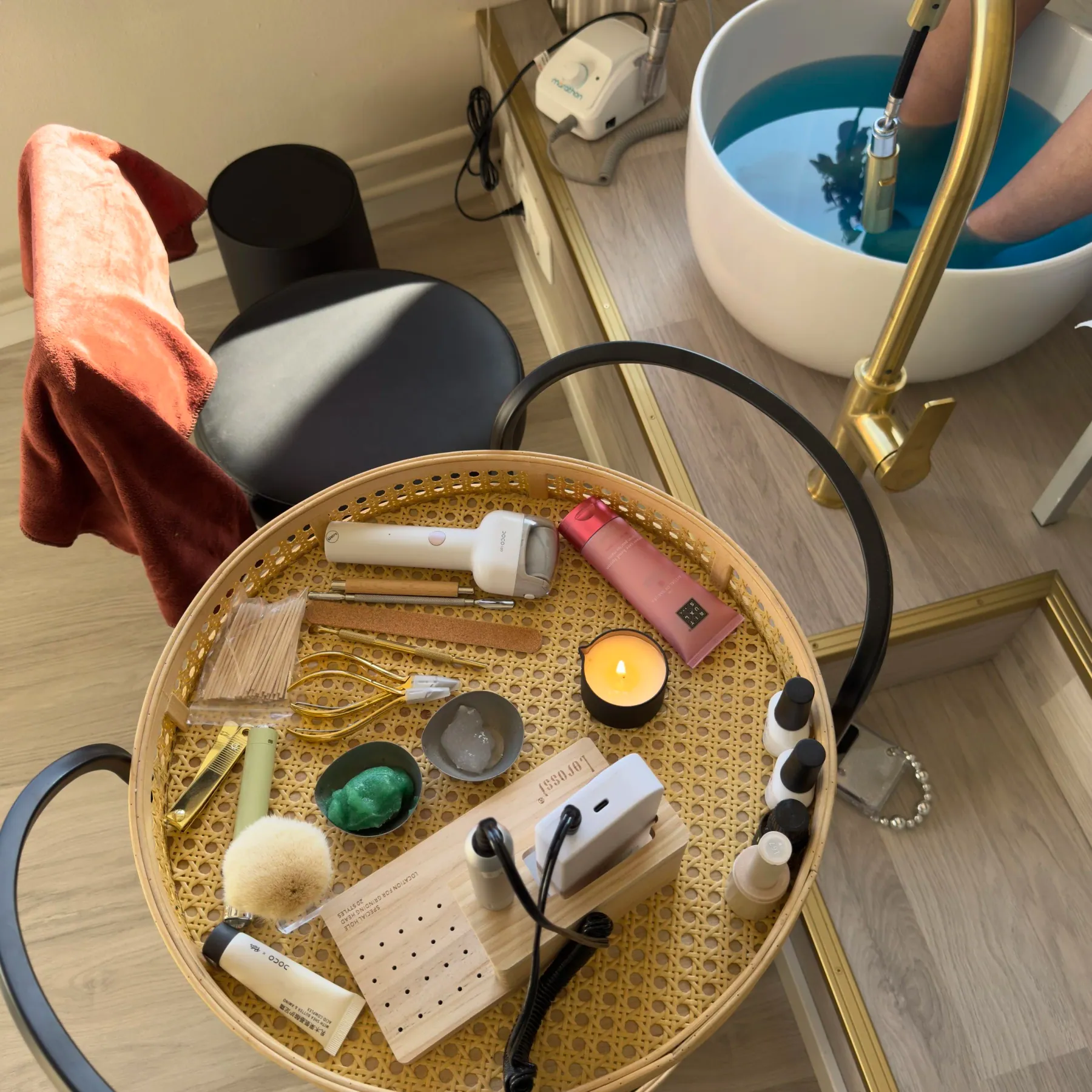 Rentouttava jalkahoito Aura Beautyssa Espoon Mankkaalla