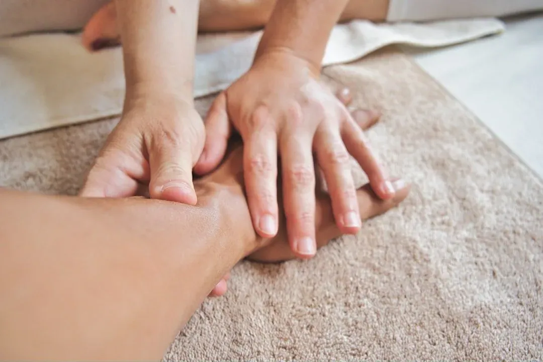 Rentouttava hieronta Aura Beautyssa Espoossa